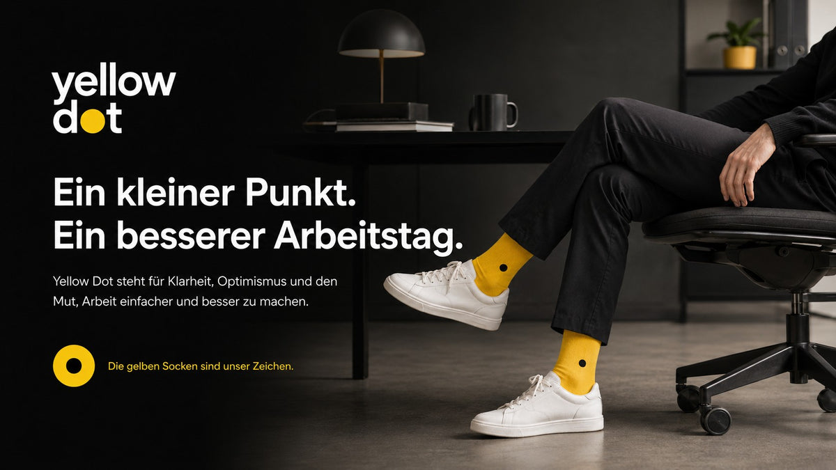 Yellow Dot – Ein kleiner Punkt. Ein besserer Arbeitstag: Mann im Bürodrehstuhl mit gelben Socken