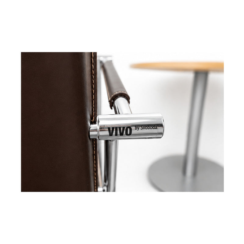 Armlehnstuhl Vivo by Svoboda – Detail Armlehne mit Typenschild