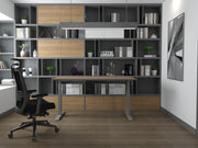 Yellow Dot Move im Büro – Arbeitsplatz vor Regalwand, Gestell Aluminium