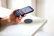 Yellow Dot Charge Wireless Charger – in Verwendung