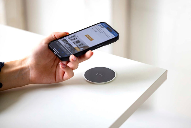 Yellow Dot Charge Wireless Charger – in Verwendung
