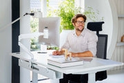 Yellow Dot Keeper Monitorarm – mit Nutzer