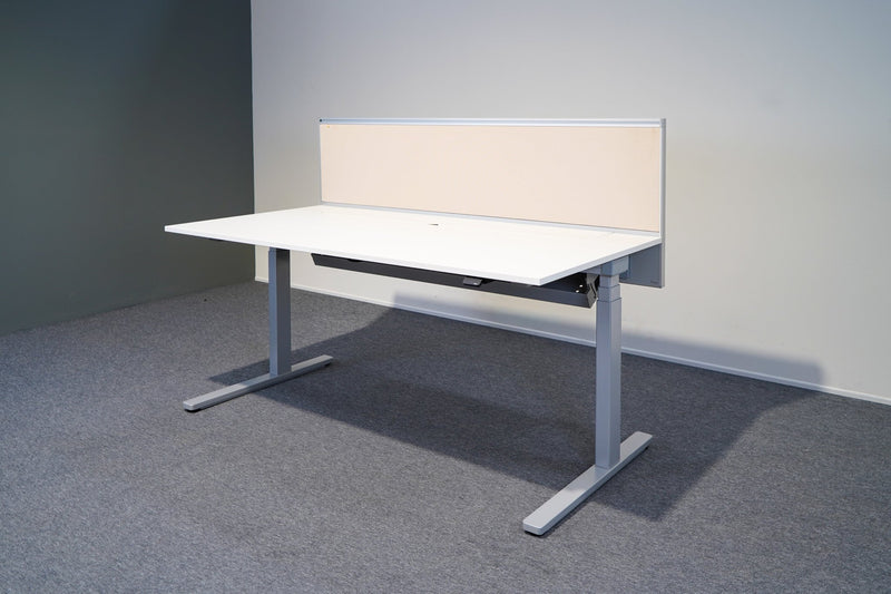Höhenverstellbarer Schreibtisch mit Trennwand Bene - Reoffice