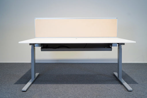 Höhenverstellbarer Schreibtisch mit Trennwand Bene
