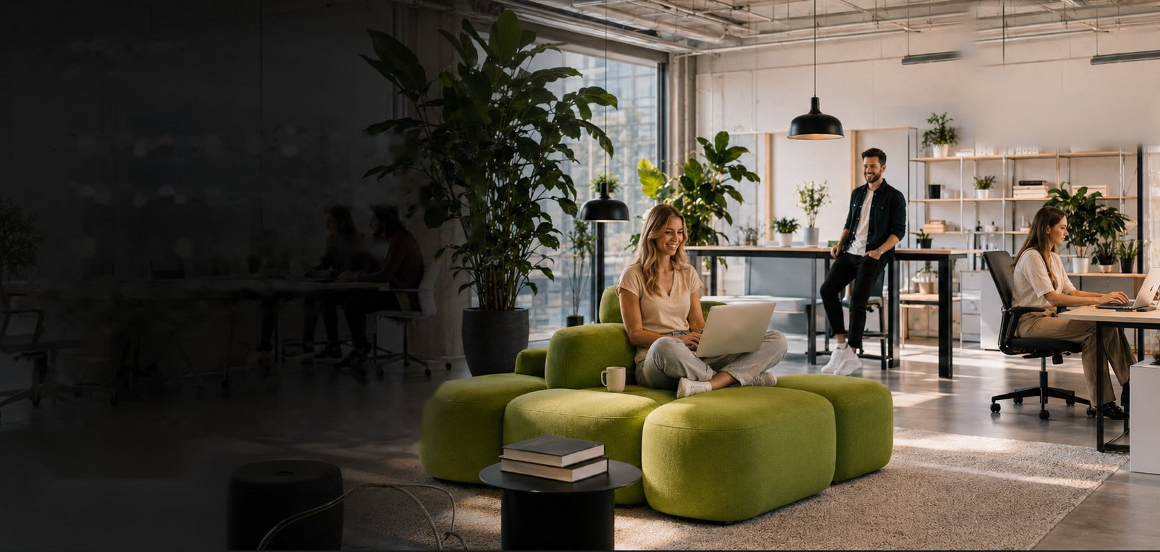 Modernes, nachhaltig eingerichtetes Büro mit grünen Loungemöbeln