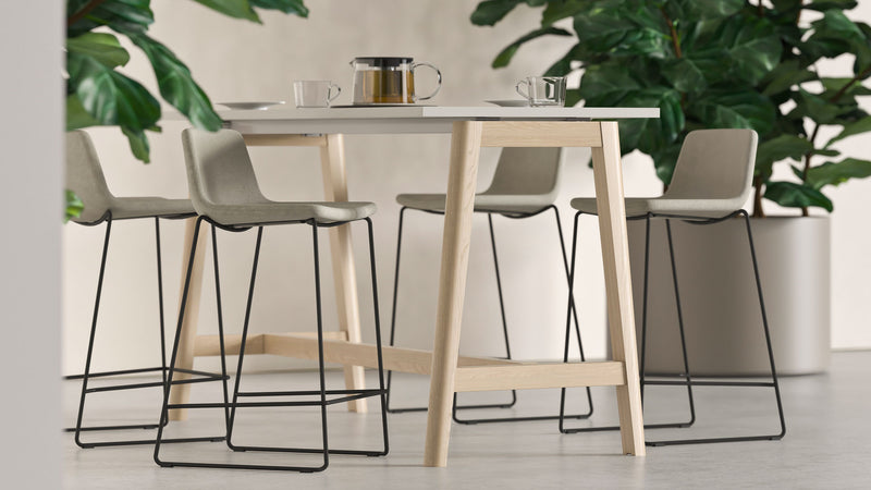 Nova Wood Hochtisch von Narbutas für moderne Begegnungszonen