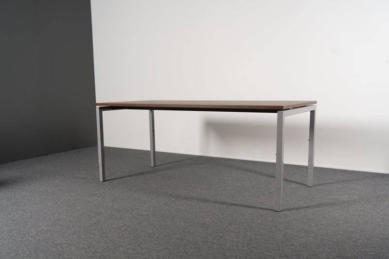 Schreibtisch Nuss 180x80 Narbutas Ausstellungsstück - Reoffice