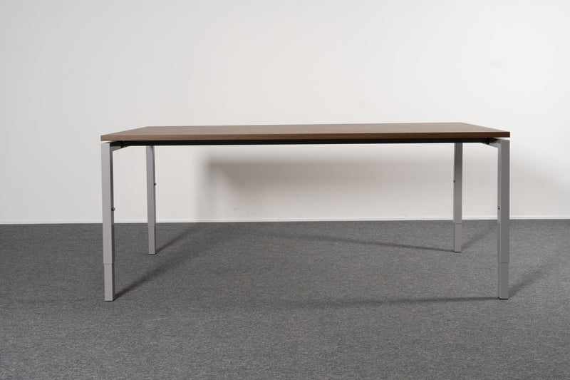 Schreibtisch Nuss 180x80 Narbutas Ausstellungsstück - Reoffice