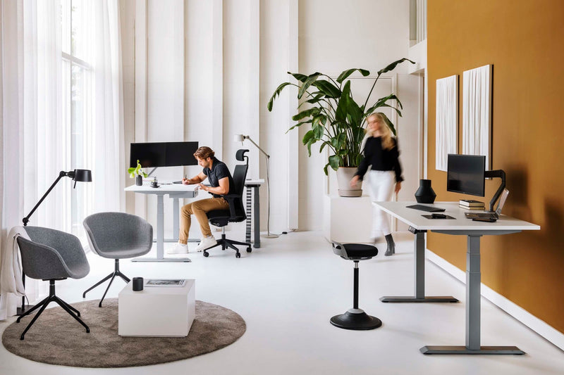 Yellow Dot Balance Sattelhocker – am Schreibtisch