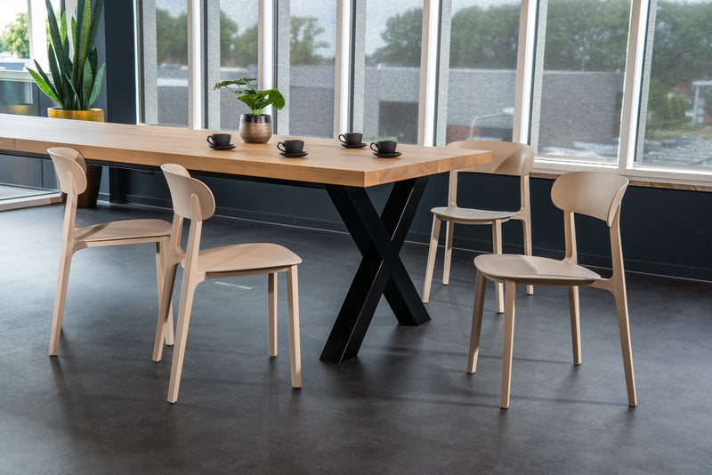 Yellow Dot Pura Kantinenstuhl – Beige am Esstisch