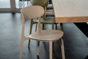 Yellow Dot Pura Kantinenstuhl – Beige am Tisch