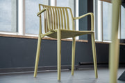 Yellow Dot Stripe Kantinenstuhl – Green Tea am Fenster