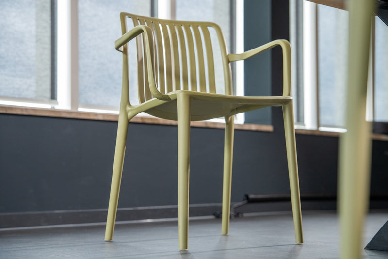 Yellow Dot Stripe Kantinenstuhl – Green Tea am Fenster