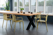 Yellow Dot Stripe Kantinenstuhl – Green Tea am Tisch