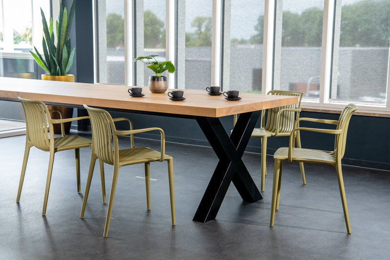 Yellow Dot Stripe Kantinenstuhl – Green Tea am Tisch