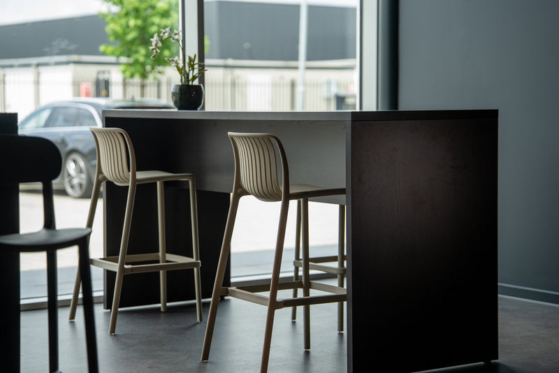 Yellow Dot Stripe Barhocker – Beige an der Bar