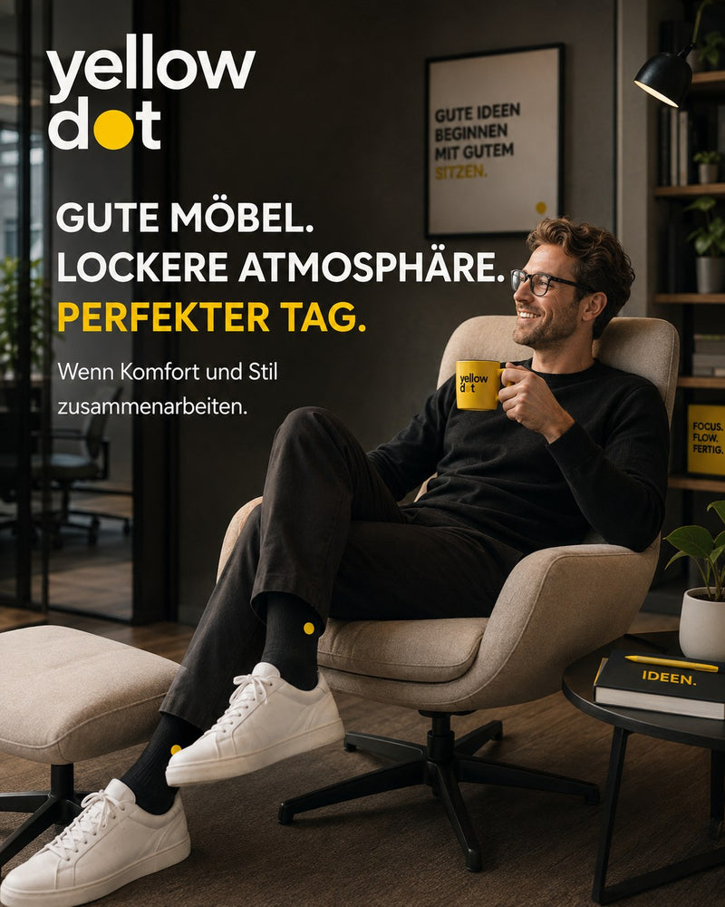 Yellow Dot – Gute Möbel. Lockere Atmosphäre: Mann mit Kaffeetasse im Loungesessel