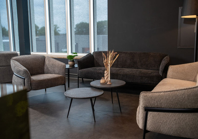 Yellow Dot Arden in einer Lounge mit Beistelltischen