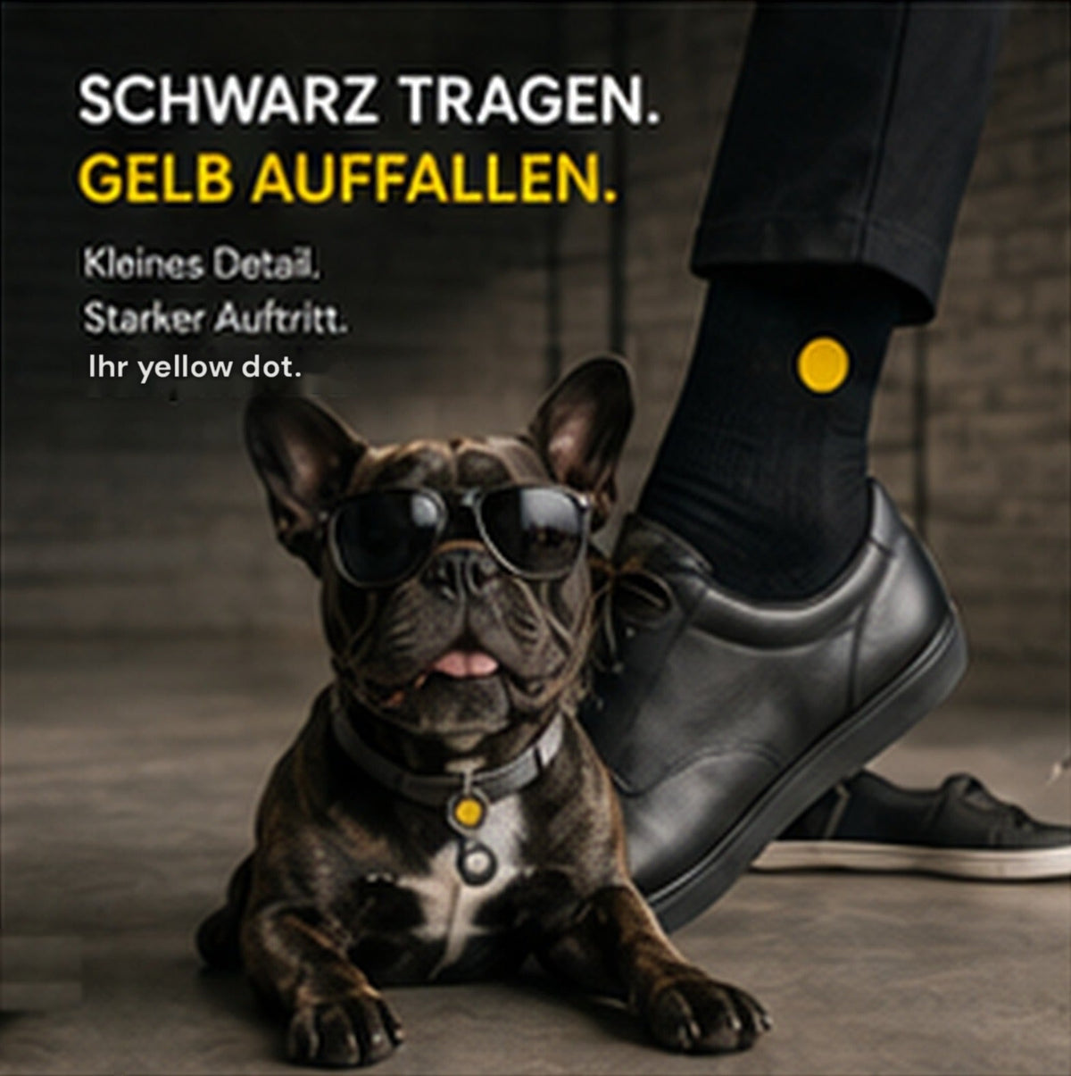 Yellow Dot: Mann in schwarzer Hose und schwarzer Socke mit gelbem Punkt, daneben Französische Bulldogge mit Sonnenbrille